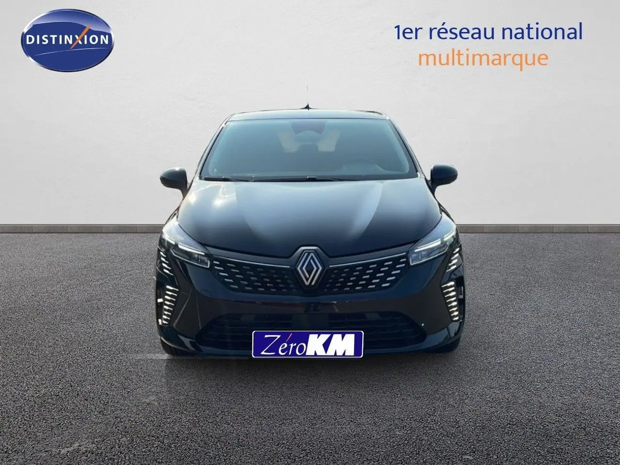 Vue frontale d'une Renault Clio 1.5 DCI noir étoile métal avec calandre moderne et feux LED distinctifs.