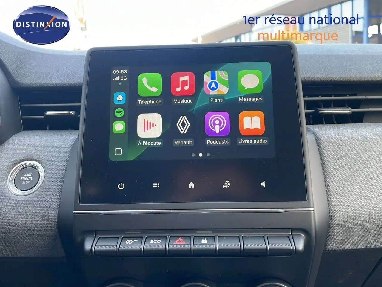 Écran tactile central de la Renault Clio 1.5 DCI 100ch Evolution 2025, vue intérieure du tableau de bord.