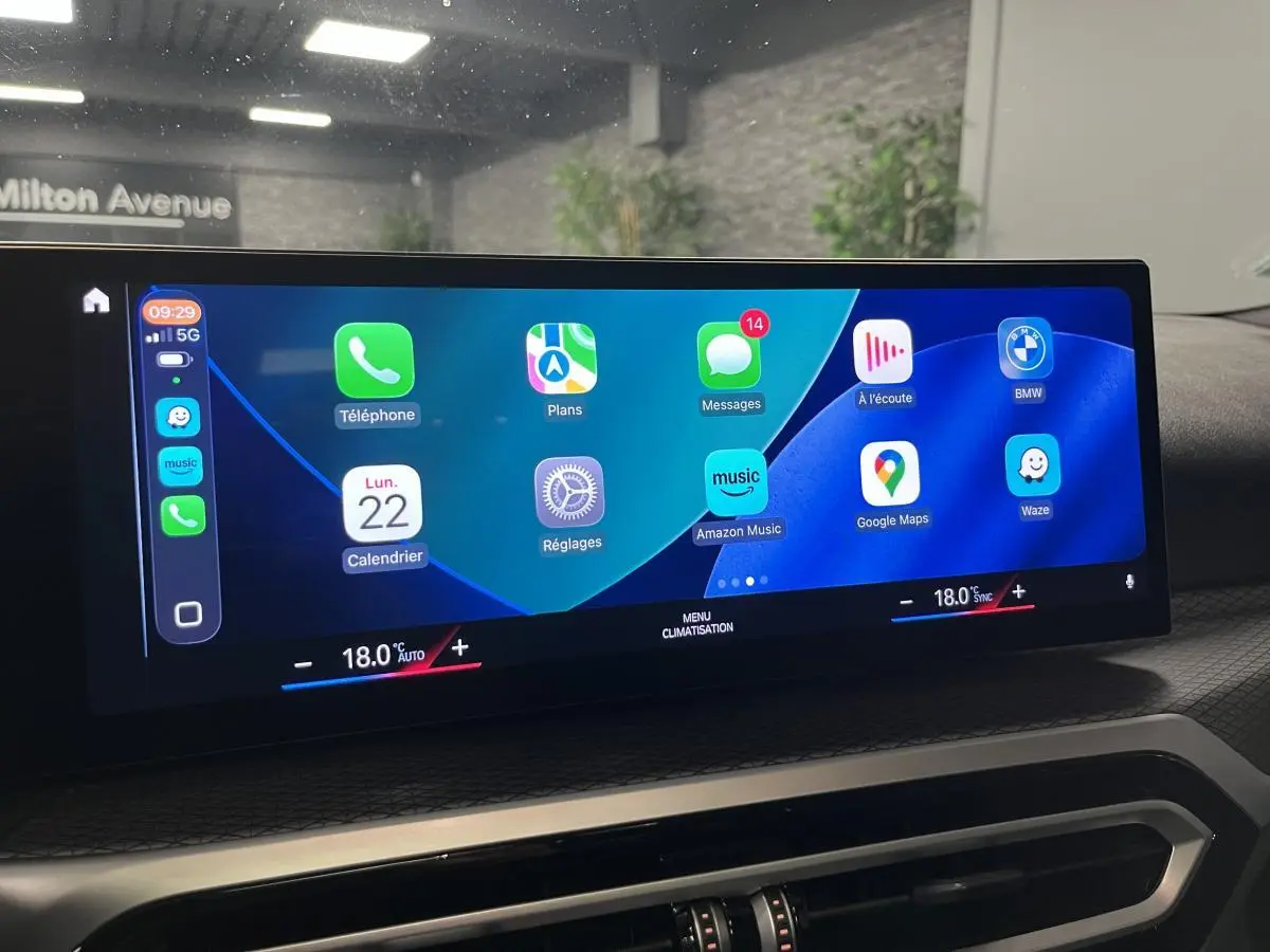 Vue intérieure du tableau de bord numérique BMW Live Cockpit Navigation Pro sur Série 3 Touring noire, affichage tactile moderne.