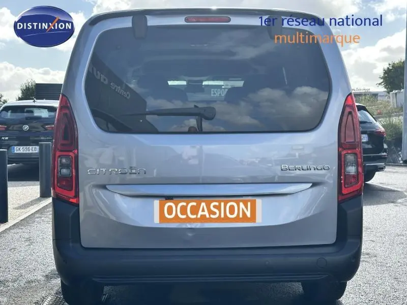 Vue arrière d'un Citroën Berlingo gris Artense avec plaque "OCCASION" et feux verticaux rouges.