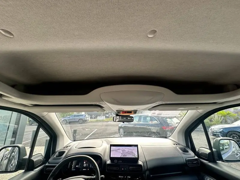 Vue intérieure avant du Citroën Berlingo gris Artense, montrant le tableau de bord et l'écran tactile central.