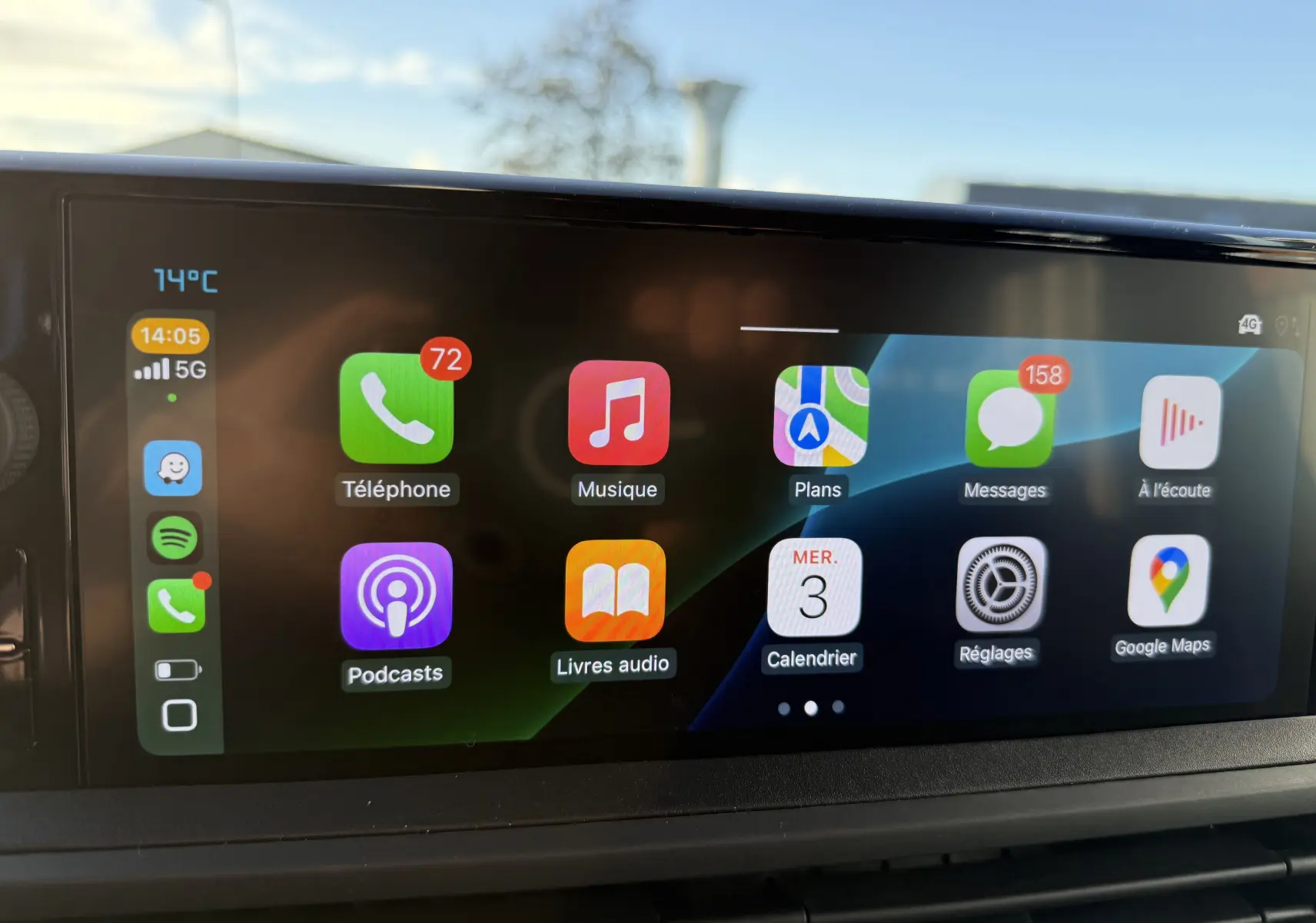 Écran tactile intérieur du Citroën Jumpy XL noir, affichant les applications connectées et la température extérieure.