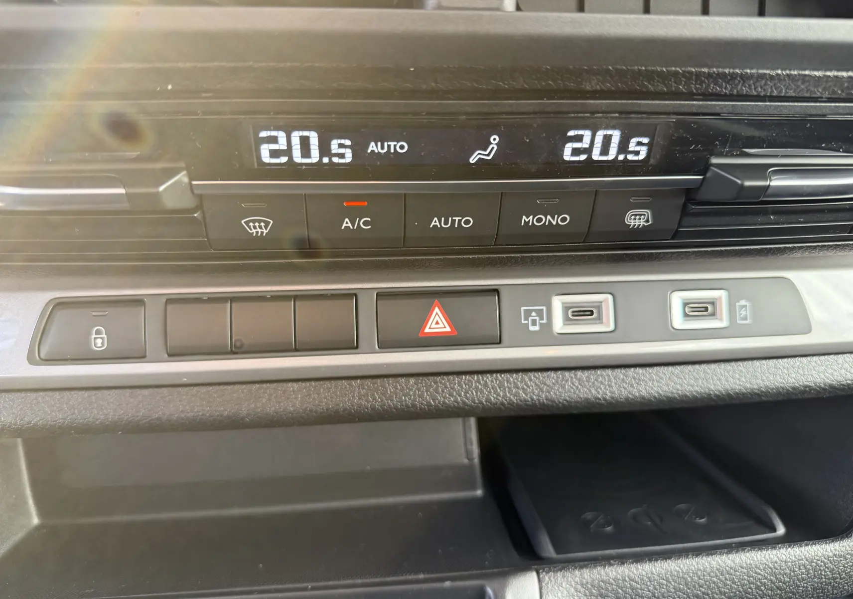 Détail du tableau de bord du Citroën Jumpy XL 2025, affichage digital de la climatisation à 20°C avec boutons de commande.