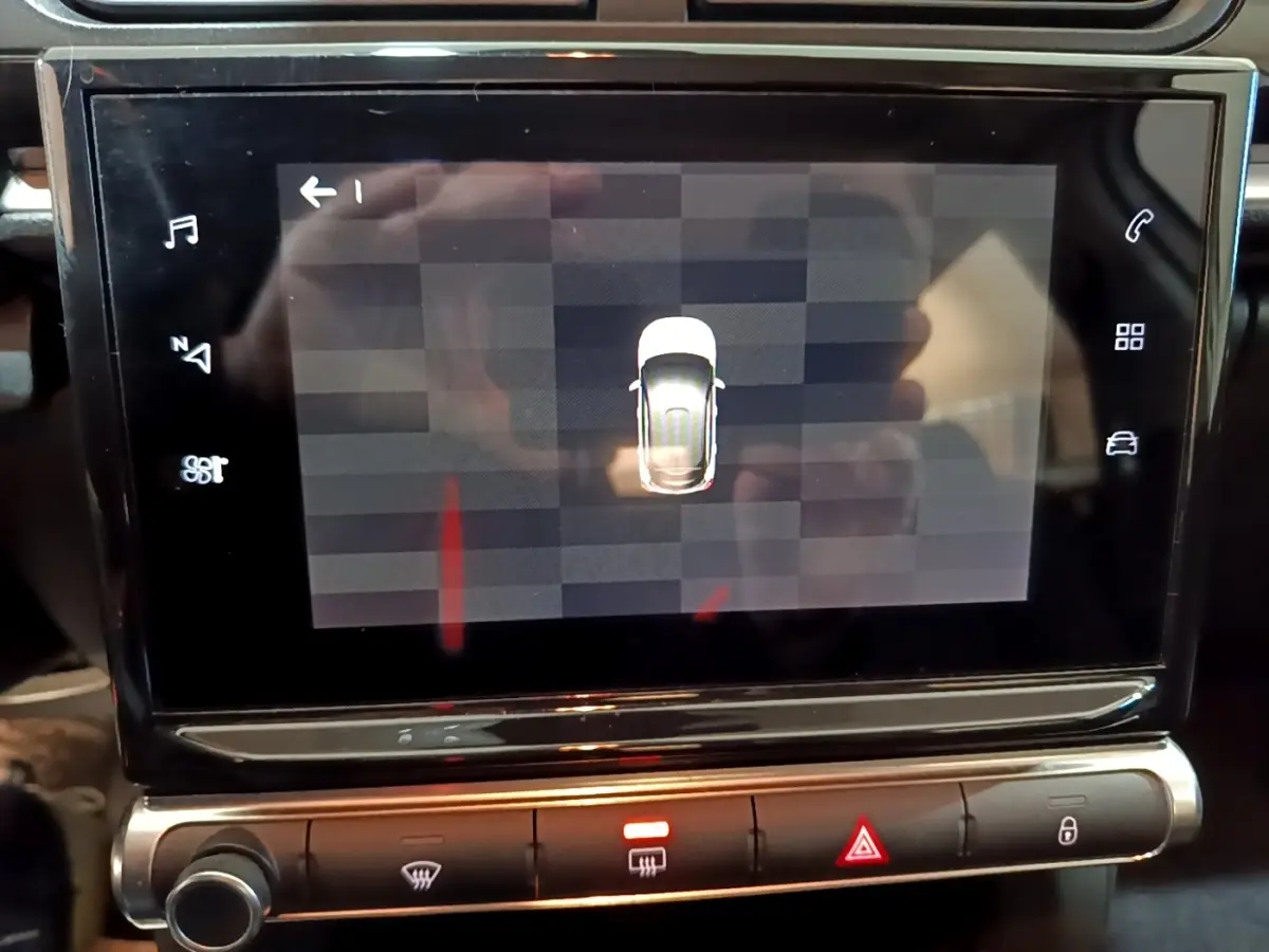 Écran tactile central affichant la vue aérienne d'une Citroën C3 blanche, intérieur du tableau de bord.