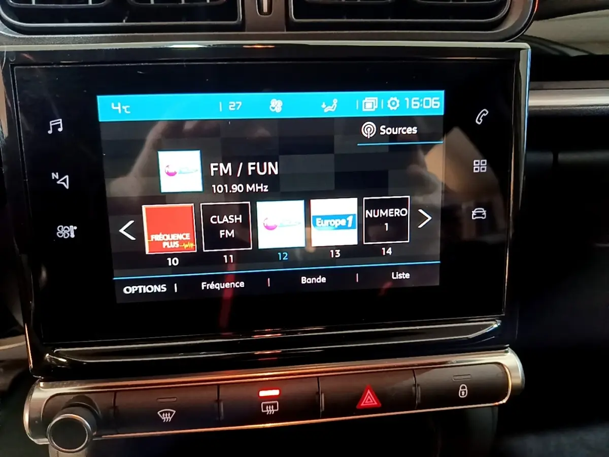 Écran tactile central de la Citroën C3 blanc 2020 affichant les stations radio FM avec commandes en dessous.
