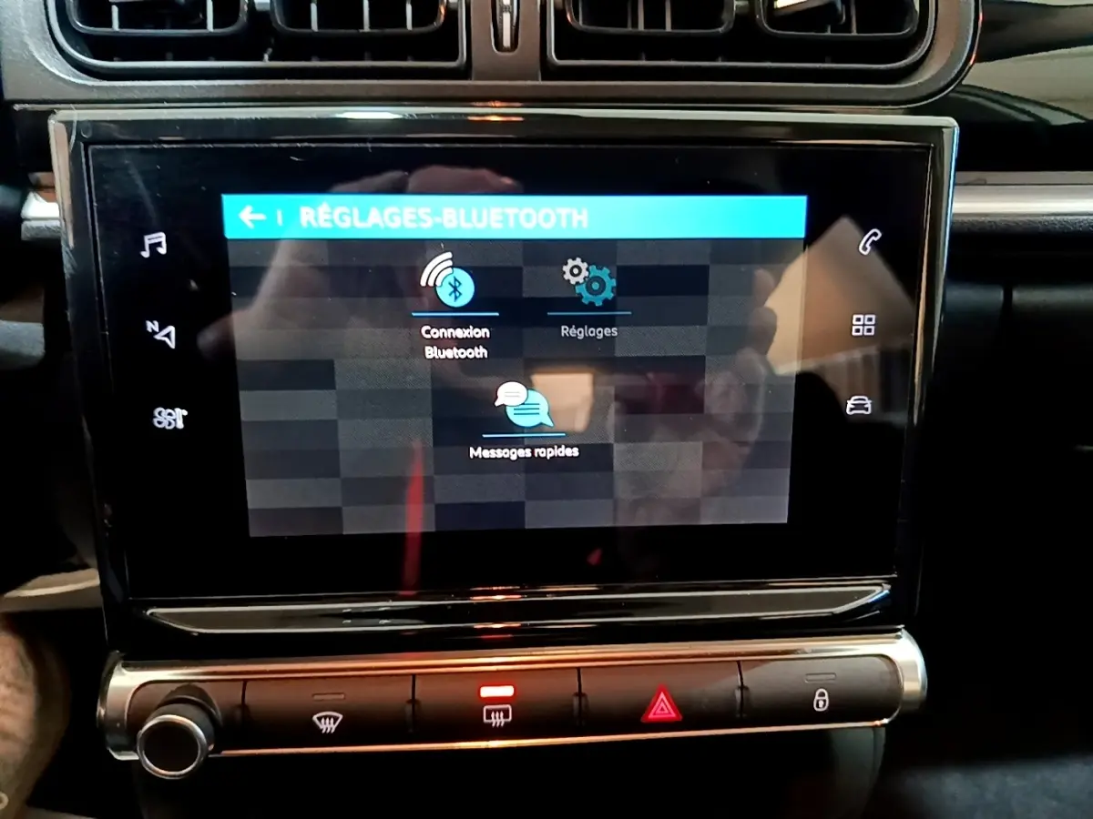 Écran tactile central de la Citroën C3 blanche 2020 affichant les réglages Bluetooth, vue rapprochée intérieure.