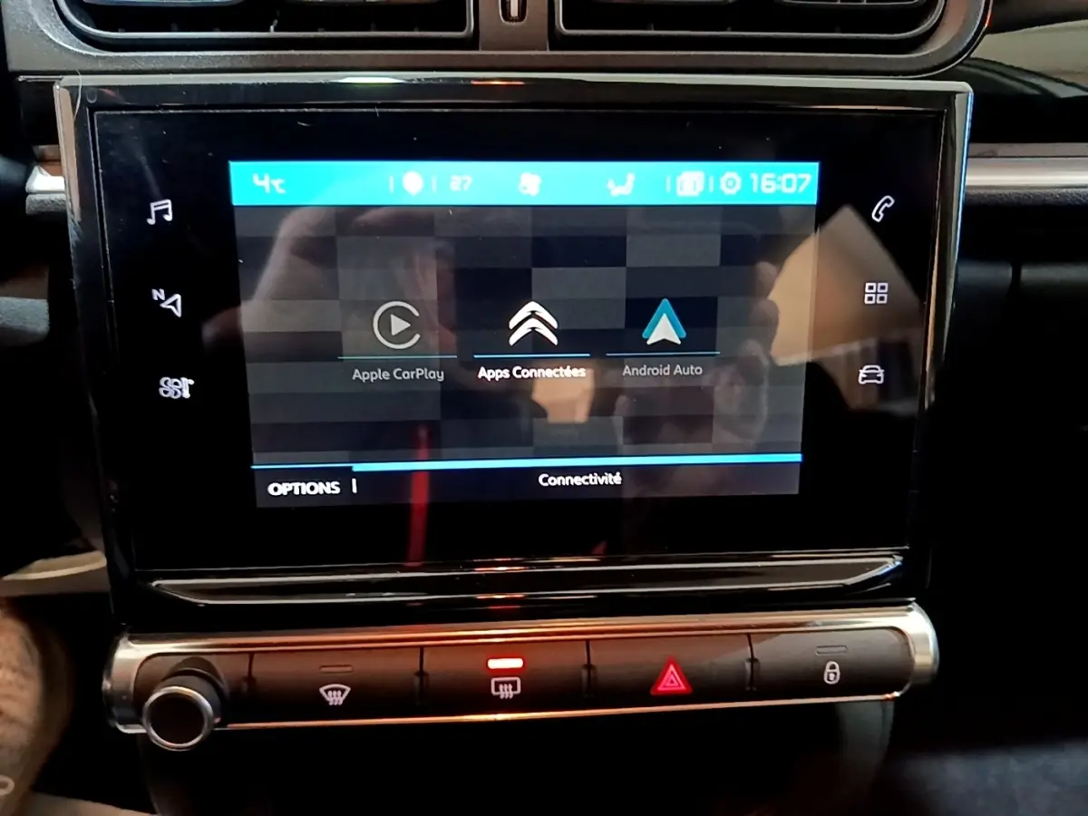 Vue rapprochée de l’écran tactile central noir de la Citroën C3 blanche, affichant les options Apple CarPlay et Android Auto.