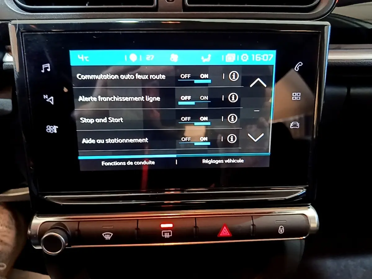 Écran tactile central de la Citroën C3 blanc 2020 affichant les réglages d’aides à la conduite.