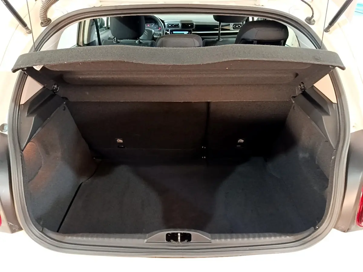 Coffre ouvert d'une Citroën C3 blanche 2020, vue arrière montrant l'espace de chargement et l'intérieur noir.