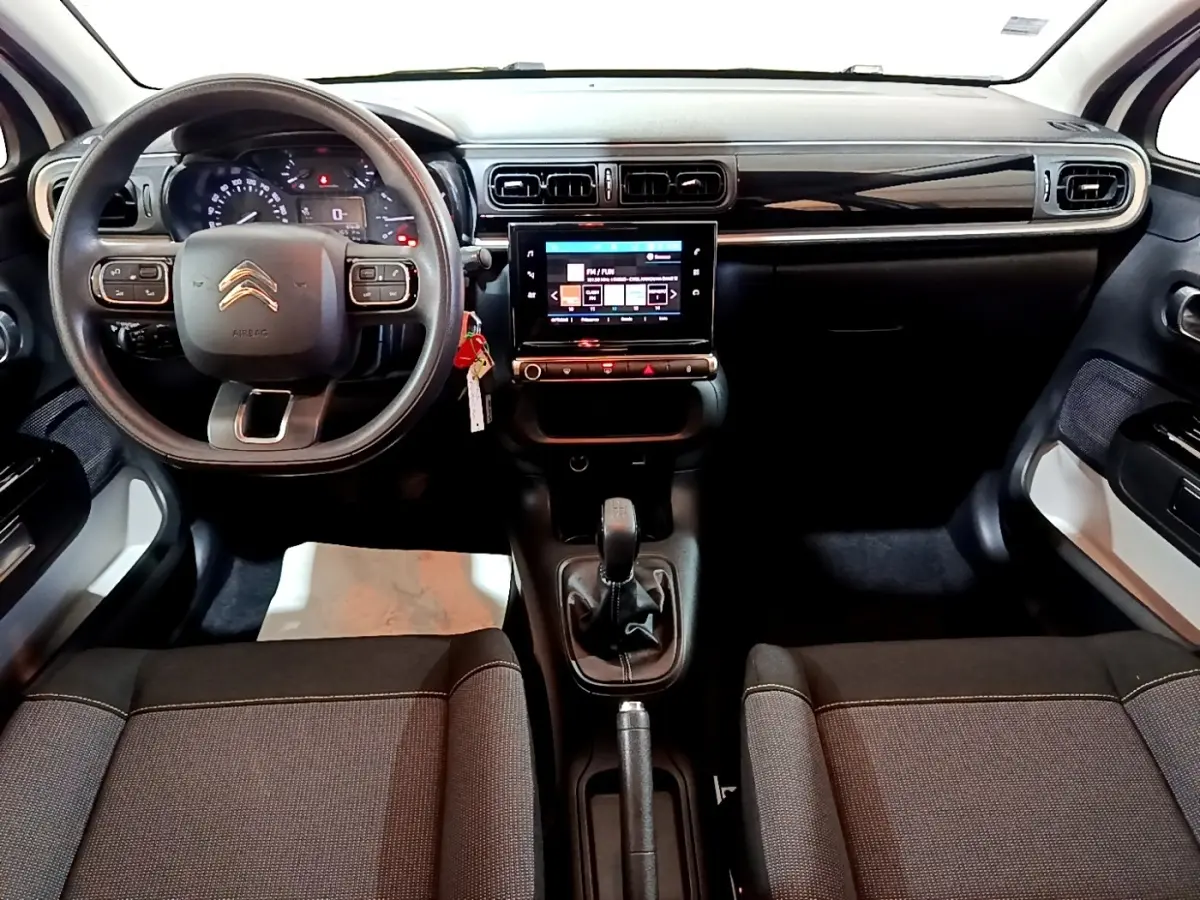 Vue intérieure avant de la Citroën C3 2020 avec tableau de bord noir, volant multifonctions et écran tactile central.