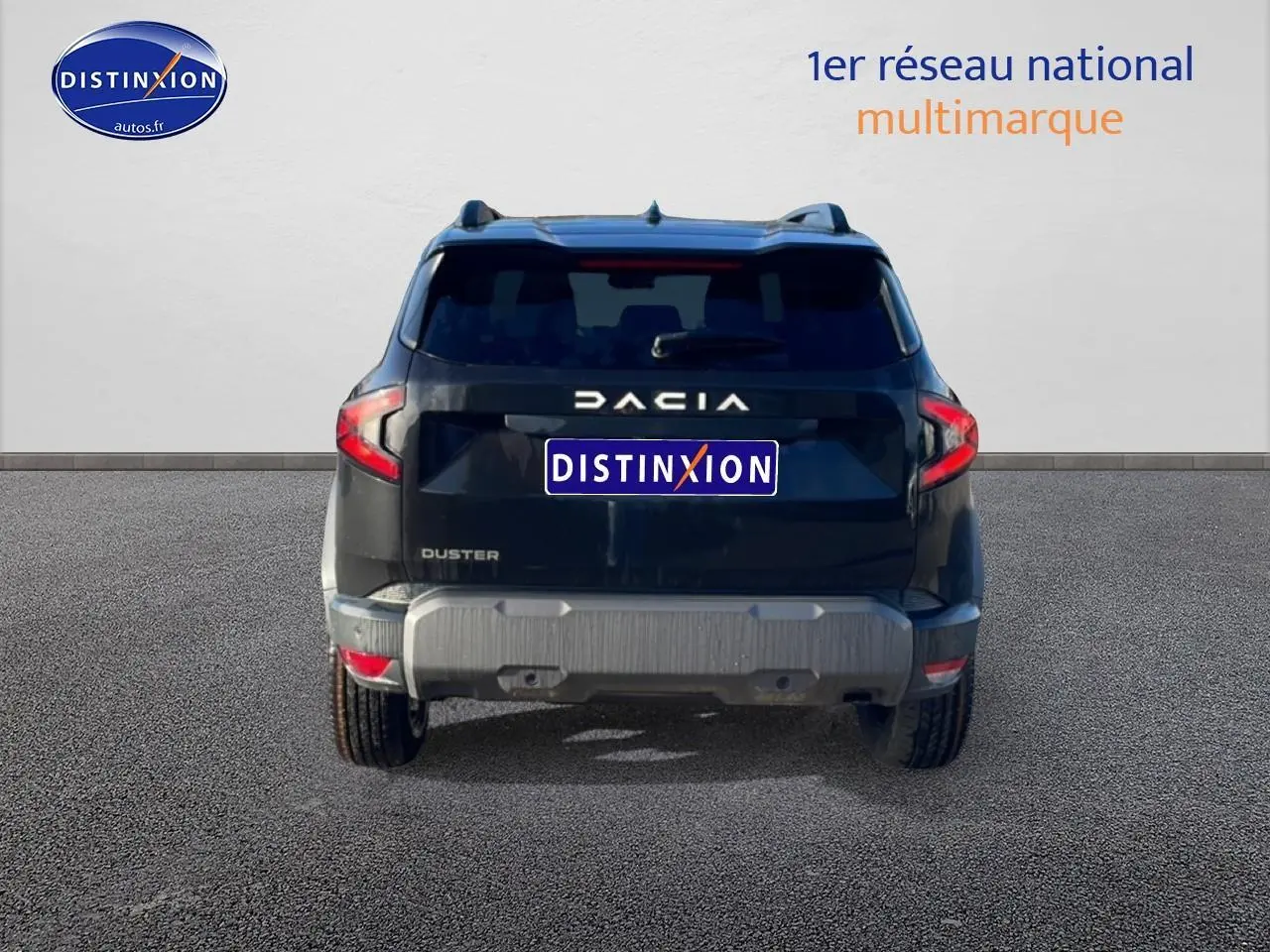Vue arrière d'un Dacia Duster noir 2026 avec feux arrière LED et bouclier arrière gris.