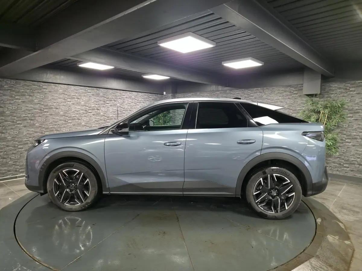 Peugeot 3008 bleu en vue profil côté gauche, avec jantes alliage noires et toit noir brillant.