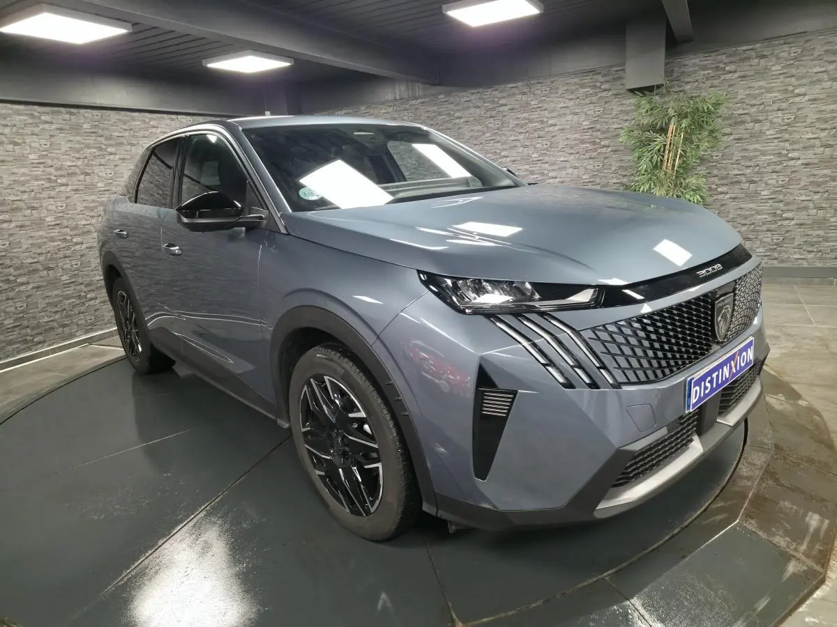 Peugeot 3008 bleu métallisé en 3/4 avant droit, avec calandre noire et jantes alliage noires brillantes.