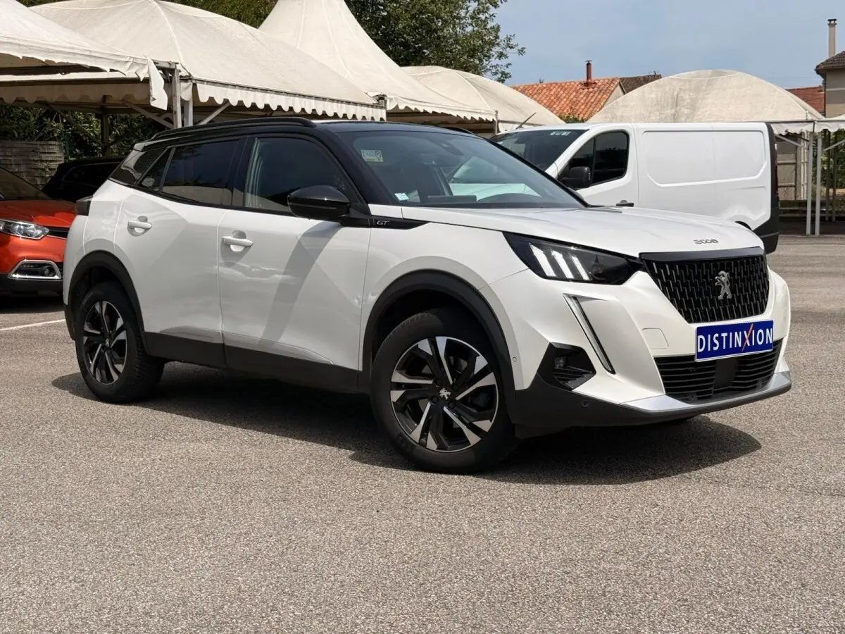 Peugeot 2008 blanc en vue 3/4 avant droit, toit noir et jantes alliage distinctives GT.