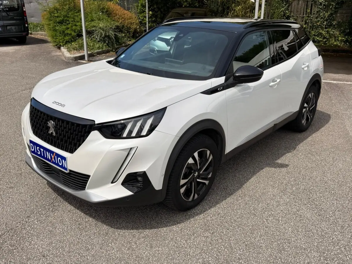 Peugeot 2008 blanc en 3/4 avant droit, toit noir contrastant et calandre noire distinctive GT.