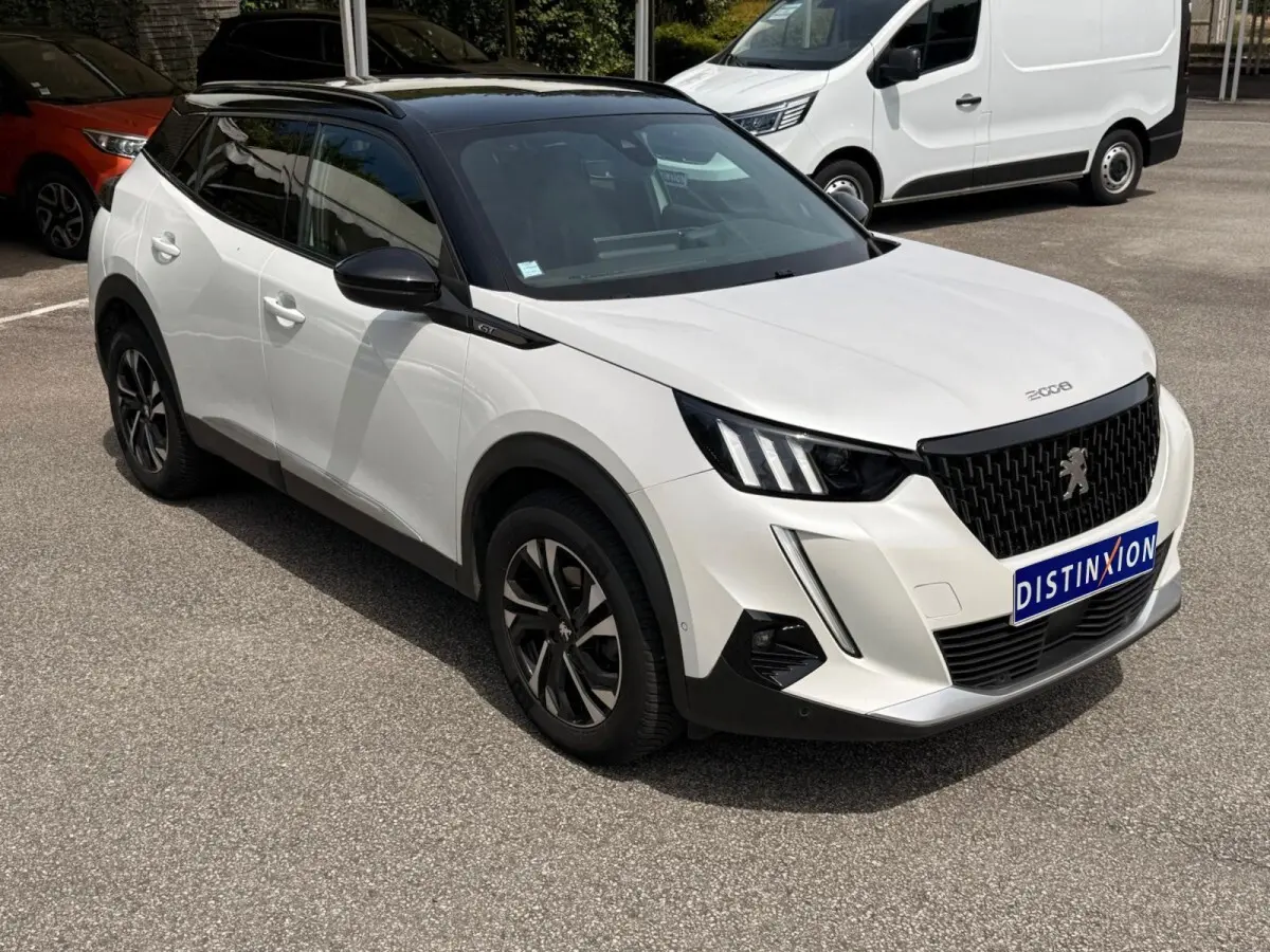 Peugeot 2008 blanc vue 3/4 avant droit avec toit noir et calandre noire distinctive GT.