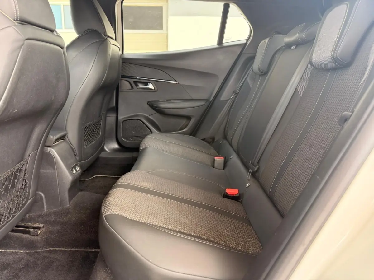 Vue intérieure côté droit des sièges arrière en sellerie tri-matière noire et tissu sur Peugeot 2008 blanc de 2021.