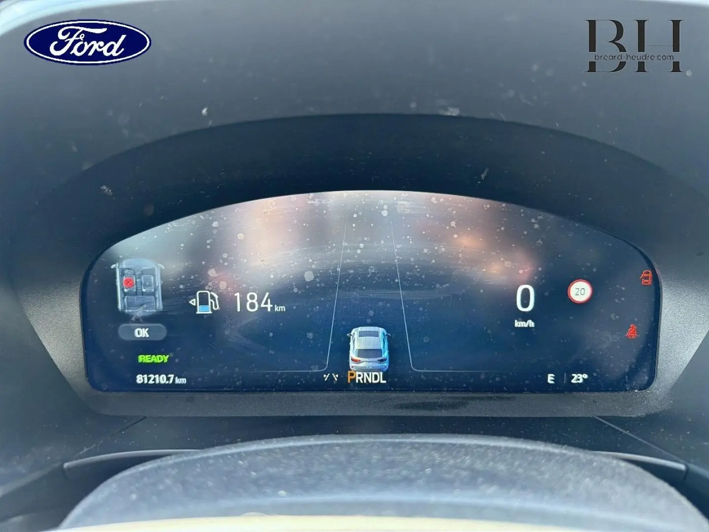 Tableau de bord numérique du Ford Kuga 2024 affichant la vitesse, autonomie et indicateurs de sécurité.