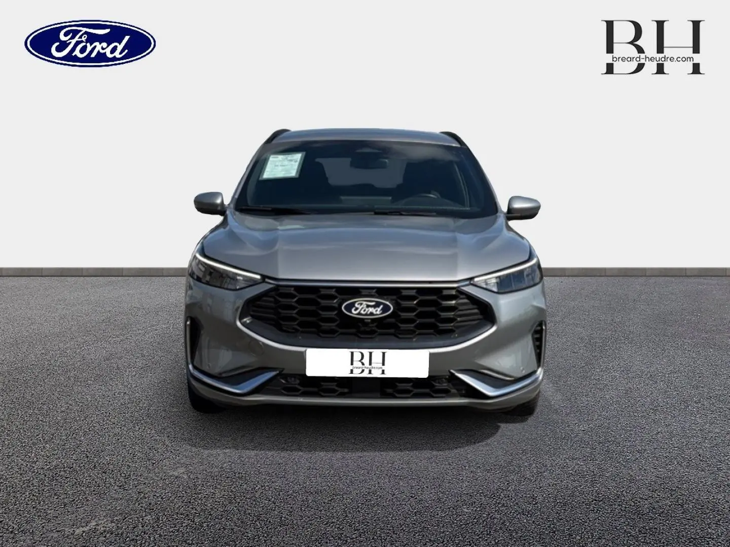 Vue avant d'un Ford Kuga 2024 gris Solar métallisé avec calandre noire et phares LED fins.