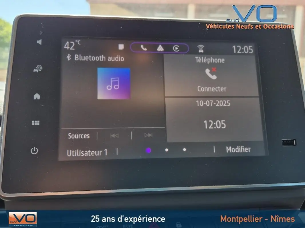 Écran tactile central du Renault Trafic Fourgon 2023 affichant Bluetooth audio et téléphone, intérieur moderne.