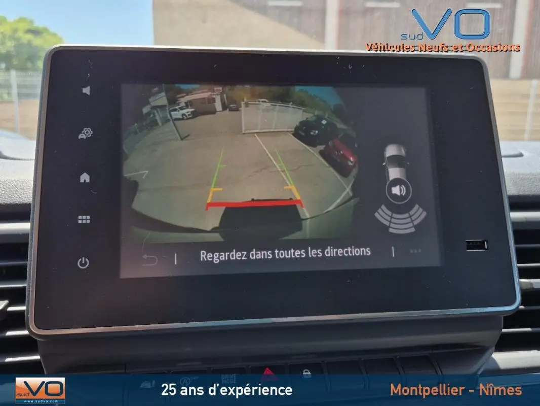 Écran central affichant la caméra de recul du Renault Trafic Fourgon gris foncé, vue intérieure du tableau de bord.