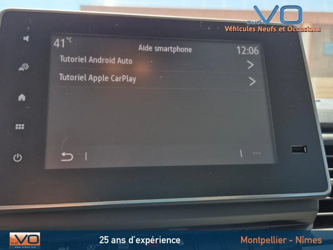 Écran tactile central du Renault Trafic Fourgon 2023 affichant les tutoriels Android Auto et Apple CarPlay.