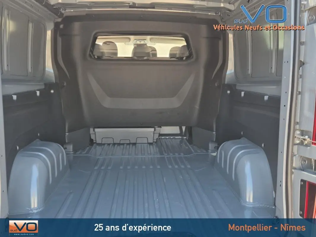 Vue intérieure de la zone de chargement du Renault Trafic Fourgon gris foncé, cabine approfondie, sans aménagement.