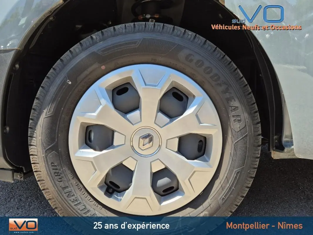 Gros plan sur la roue avant droite du Renault Trafic Fourgon gris foncé avec enjoliveur et pneu Goodyear.