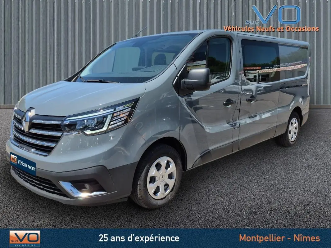 Renault Trafic Fourgon gris foncé vu en 3/4 avant droit avec vitres surteintées et porte latérale coulissante visible