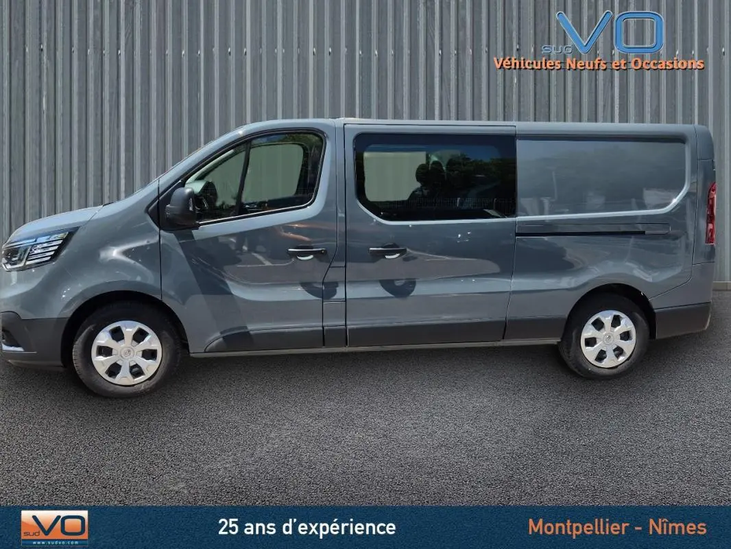Profil côté gauche du Renault Trafic Fourgon gris foncé 2023 avec porte latérale et vitres surteintées.