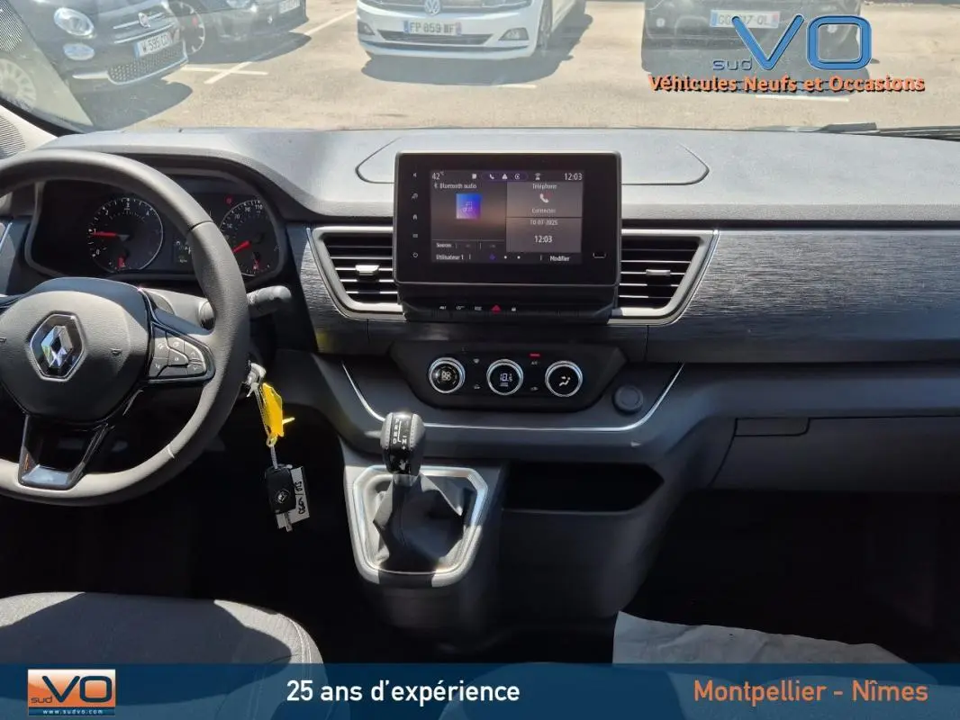 Intérieur du Renault Trafic Fourgon 2023, tableau de bord moderne avec écran tactile et volant multifonction noir.