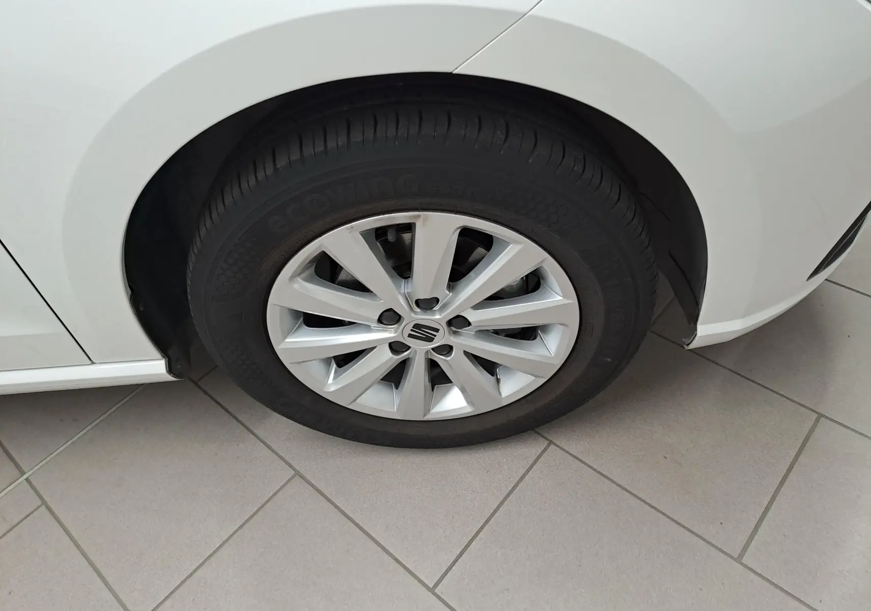 Gros plan sur la roue avant gauche d'une SEAT Ibiza blanc candy 2023 avec jante alliage et pneu ecoWing.