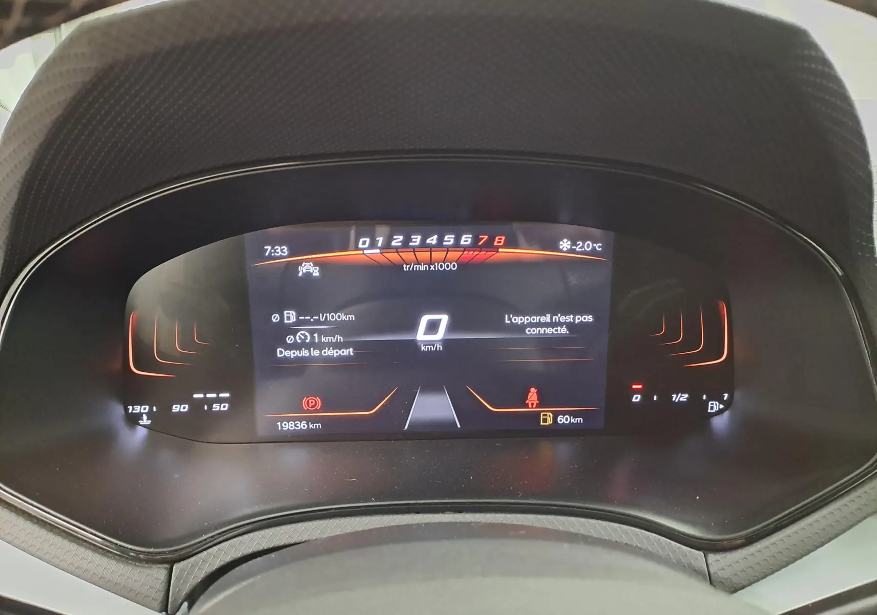 Tableau de bord numérique de la SEAT IBIZA 2023, affichage du compteur et informations de conduite en gros plan.