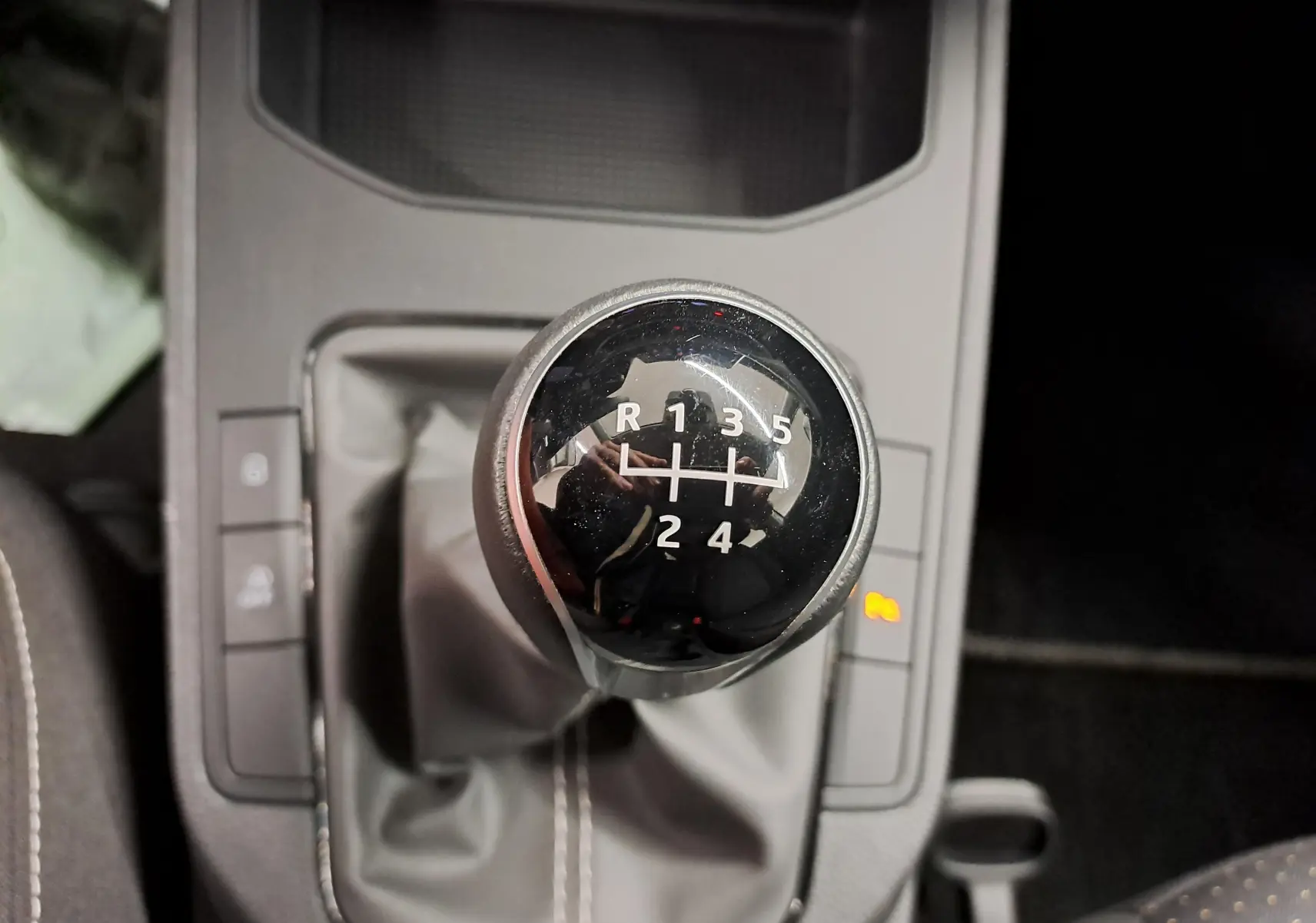 Gros plan sur le levier de vitesses manuel de la SEAT Ibiza 2023, finition Style Business, avec coutures apparentes.