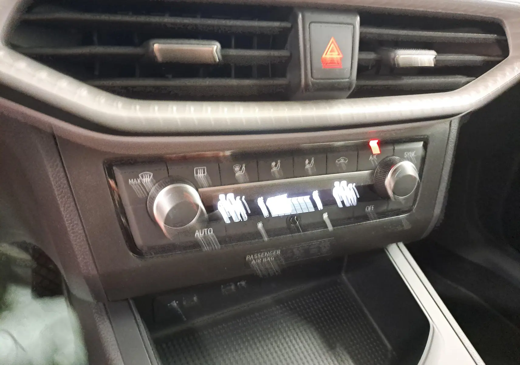 Vue rapprochée du tableau de bord de la SEAT Ibiza 2023, montrant la commande de climatisation et les aérateurs noirs.