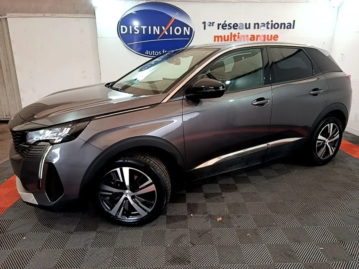 Peugeot 3008 gris foncé vue de profil côté gauche, avec jantes alliage et feux LED avant allumés.