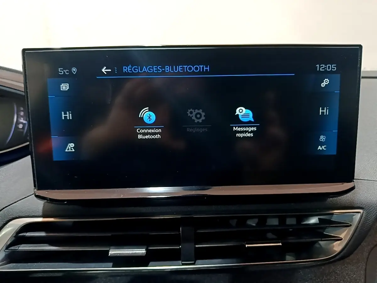 Écran tactile central du tableau de bord du Peugeot 3008 gris foncé affichant les réglages Bluetooth.
