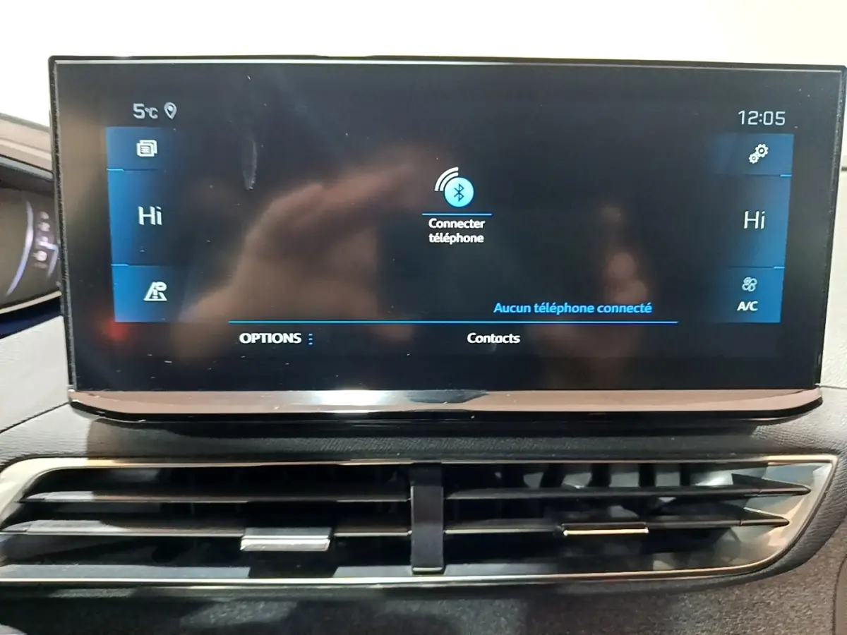Écran tactile central du Peugeot 3008 gris foncé 2022 affichant la connexion Bluetooth et commandes climatisation.