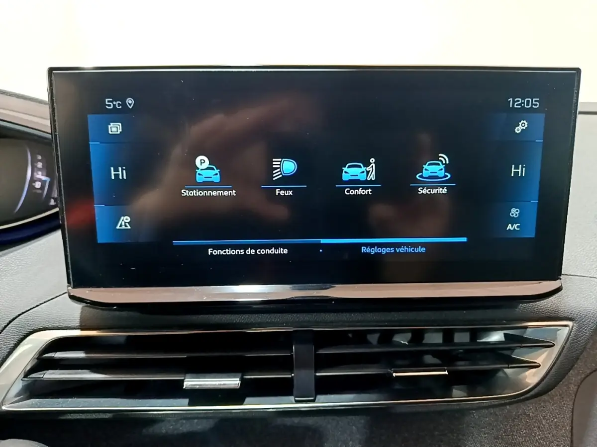 Écran tactile central du tableau de bord du Peugeot 3008 gris foncé, affichant les réglages de conduite et confort.