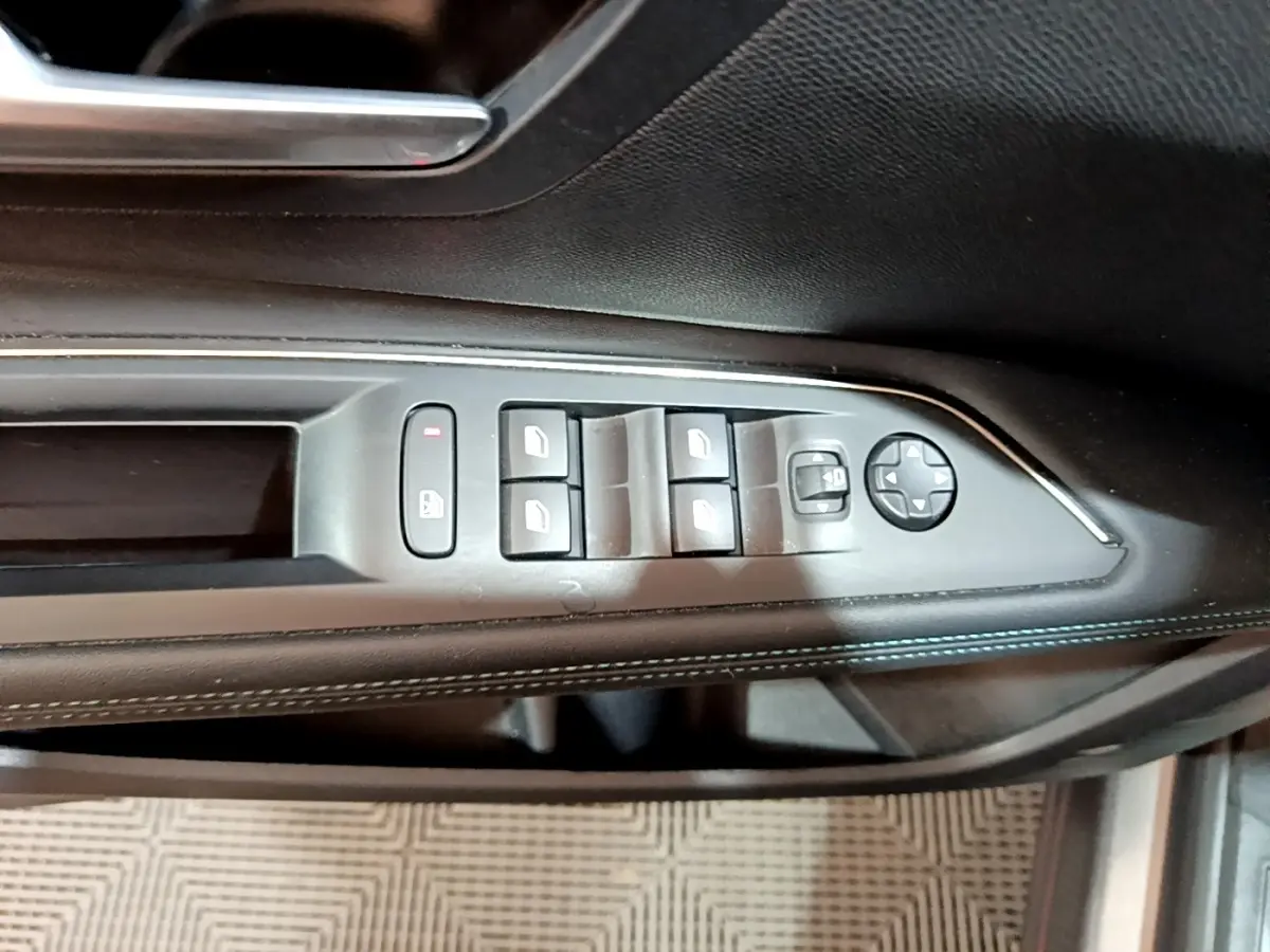 Commande des vitres et réglage des rétroviseurs sur la porte côté conducteur du Peugeot 3008 gris foncé 2022
