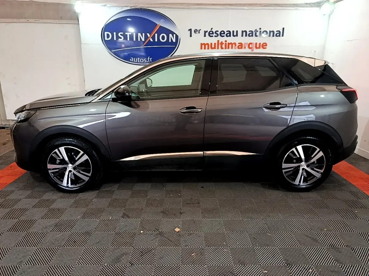 Profil côté gauche du Peugeot 3008 gris foncé 2022, avec jantes alliage et toit noir contrasté.