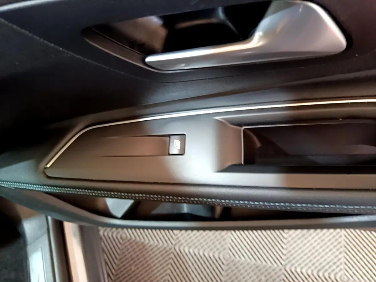 Poignée de porte intérieure côté gauche en plastique noir avec bouton de verrouillage, Peugeot 3008 gris foncé 2022.