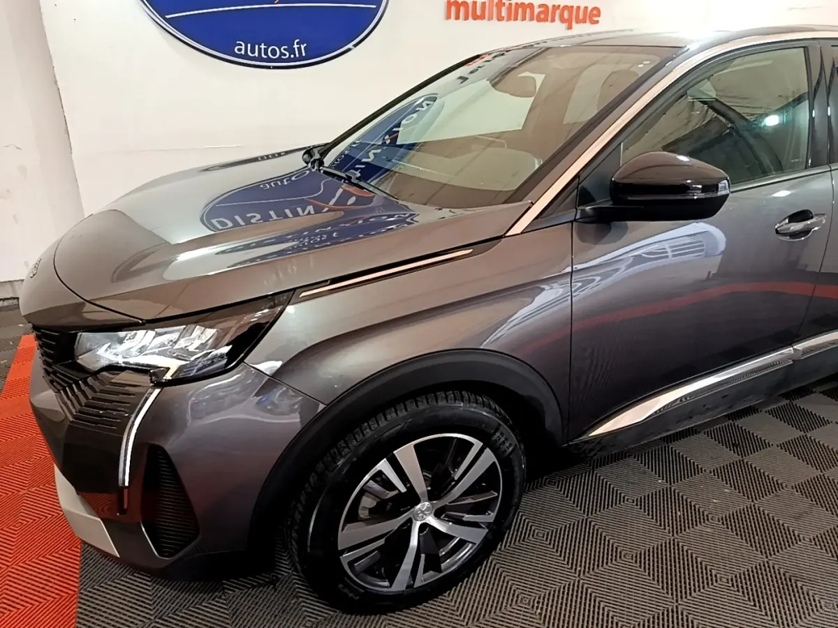 PEUGEOT 3008 gris foncé en 3/4 avant droit, avec phares LED et jantes alliage distinctives.