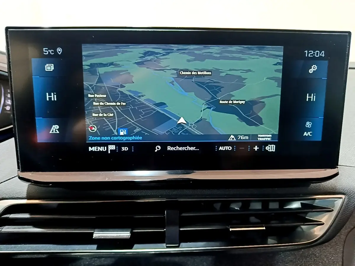Écran tactile central affichant la navigation 3D du Peugeot 3008 2022, avec commandes climatisation visibles en dessous