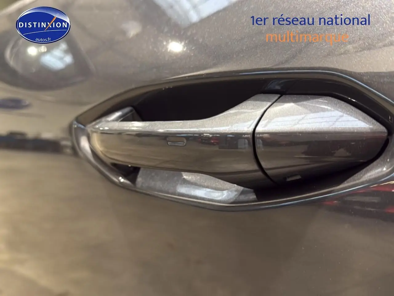 Poignée de porte gris métallisé de la CUPRA TERRAMAR 2025 vue en gros plan côté droit.