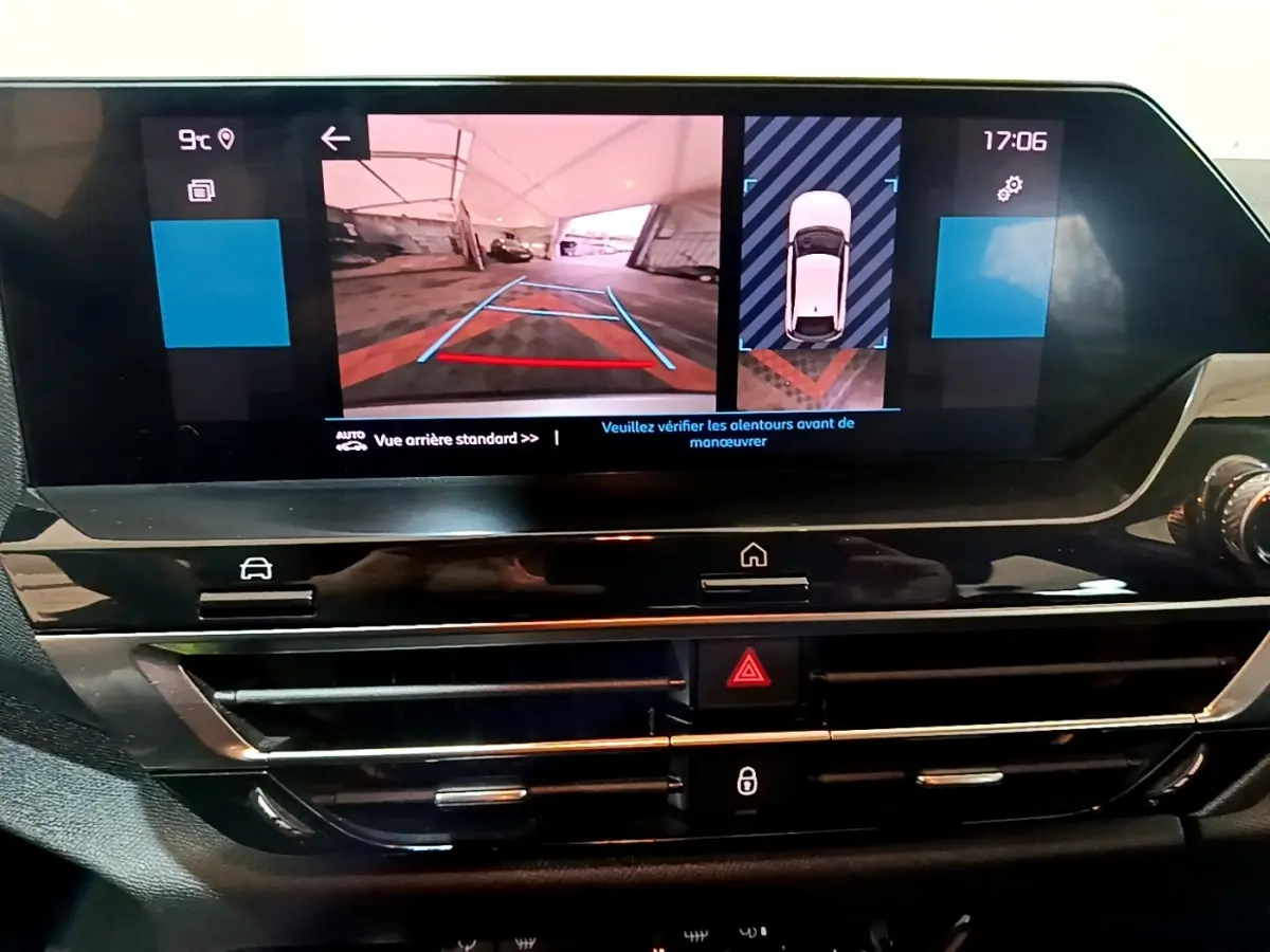 Écran tactile intérieur de la Citroën C4 gris foncé montrant la caméra de recul et l’aide au stationnement.
