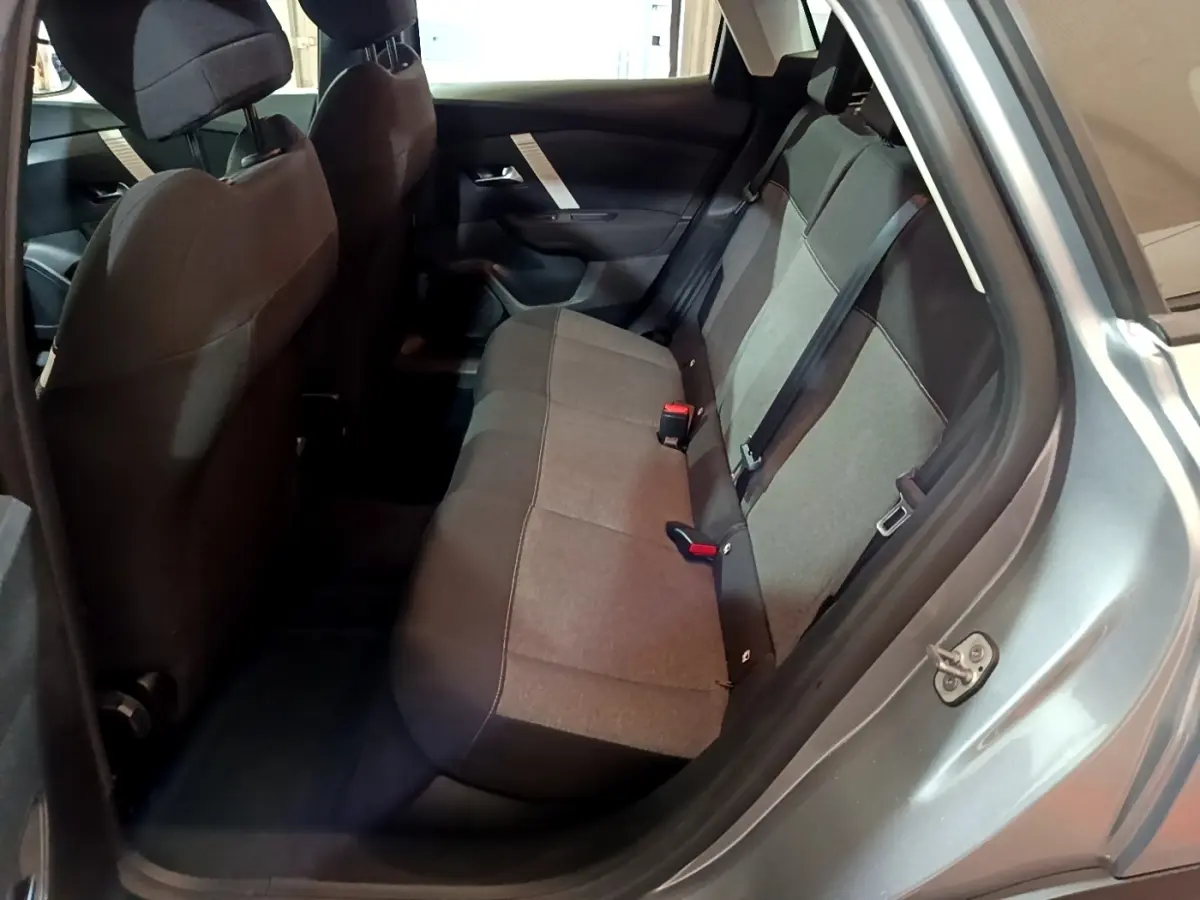 Vue côté droit de la banquette arrière grise de la Citroën C4 2021 avec portes ouvertes et ceintures visibles.
