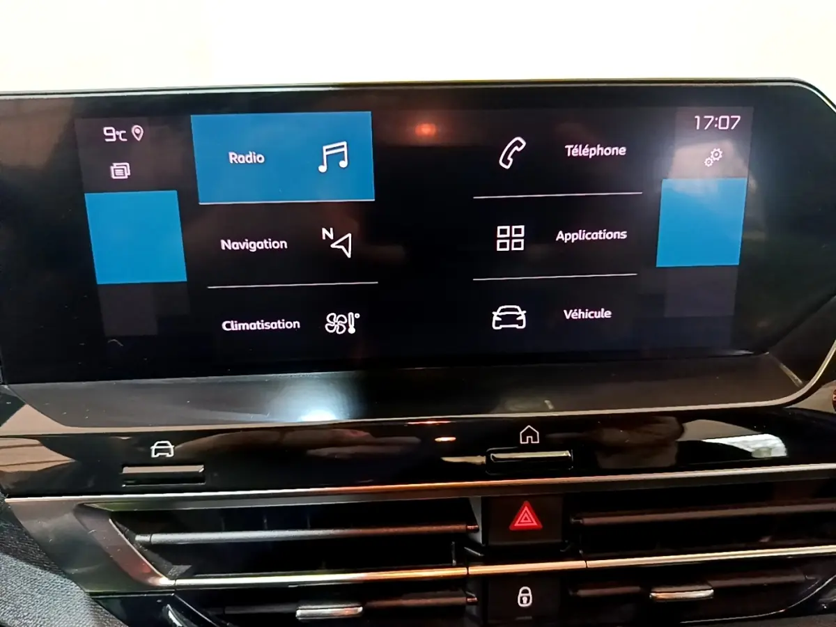 Écran tactile central de la Citroën C4 2021 affichant radio, navigation et applications, vue intérieure frontale.