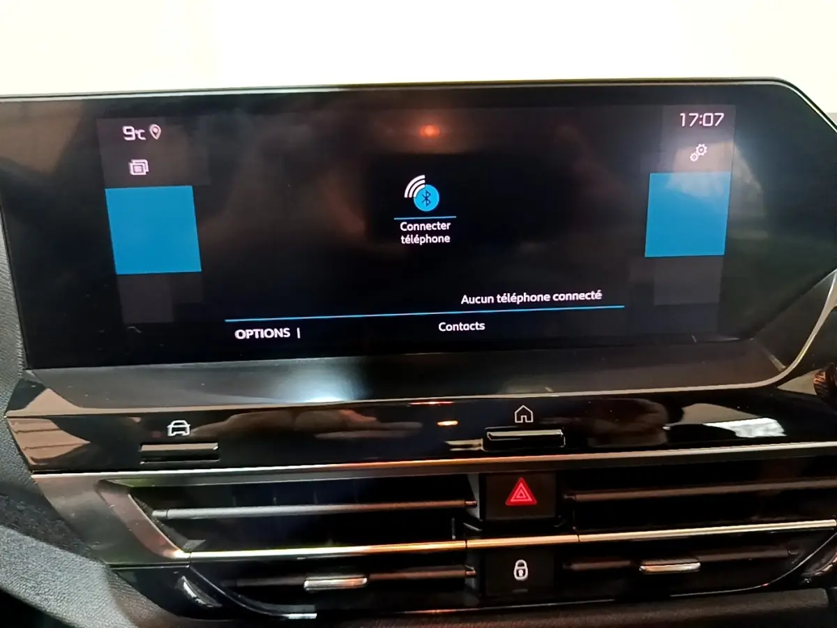 Écran tactile central de la Citroën C4 gris foncé, affichant la connexion Bluetooth, vue intérieure frontale.