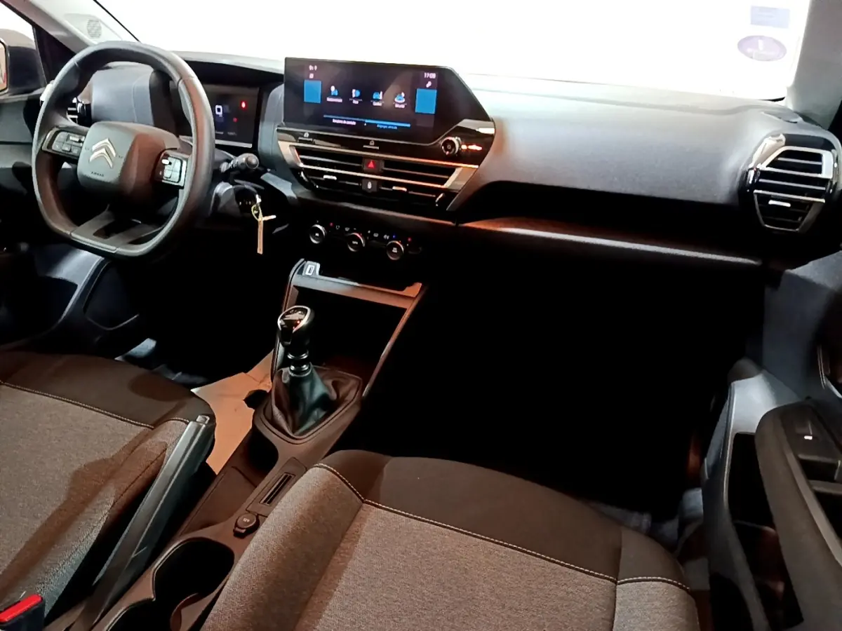 Vue intérieure avant droite de la Citroën C4 2021, avec tableau de bord noir et écran tactile central.